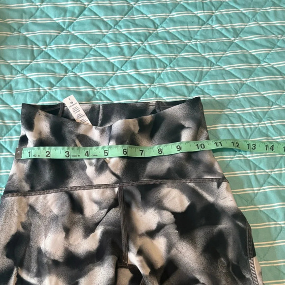White black and grey mix fast and free Lululemon leggings size 2 - Picture 5 of 7